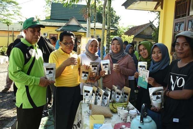Warga Desa Kumpai Batu...