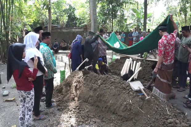 Isak Tangis Iringi Pemakaman...