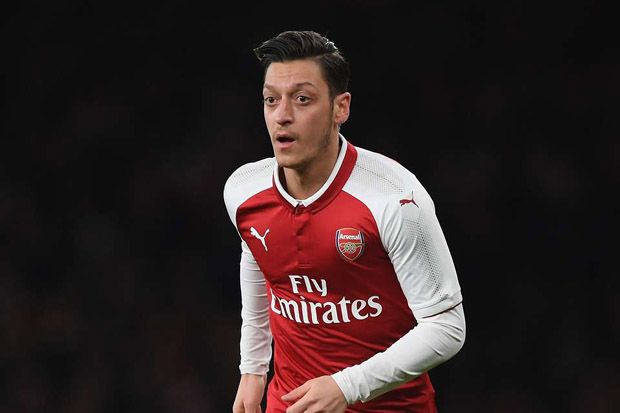 Dilatih Emery, Mesut...