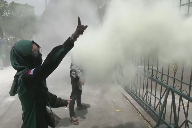 Ricuh Demo Akibat Pelemahan...