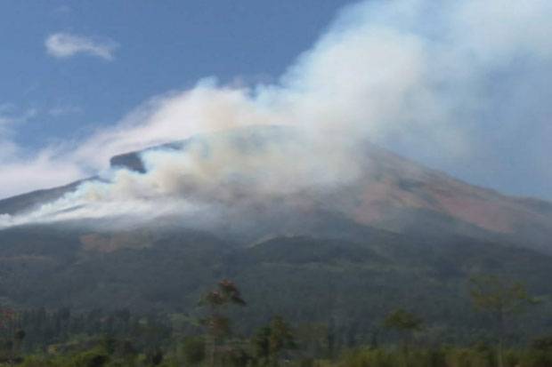 Asap Kebakaran Gunung...