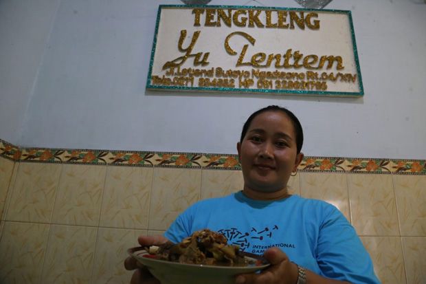 Menikmati Tengkleng...