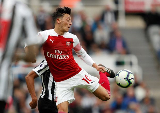 Mesut Oezil Cetak Gol...