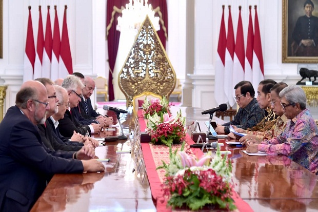 Presiden Jokowi Terima...