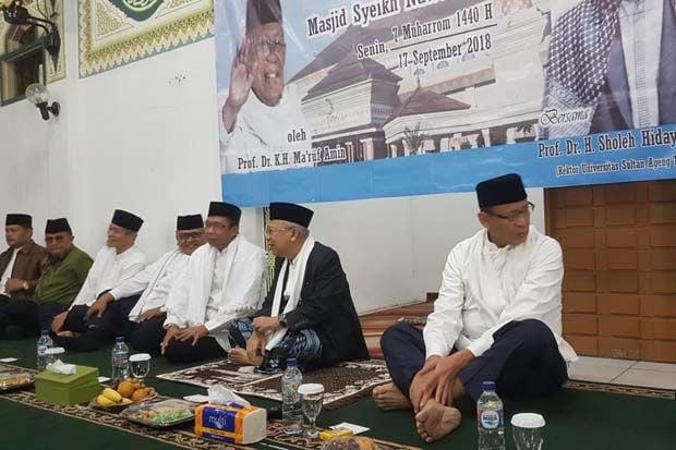 Duduk berdampingan,...