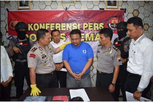 Polisi Gadungan Paksa...
