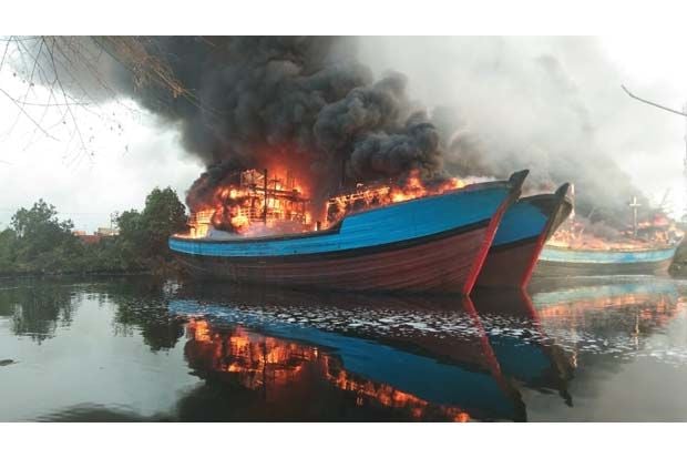 5 Kapal Nelayan di Pekalongan...