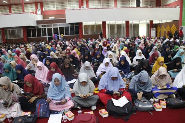 Kegiatan Pemuda Membaca...