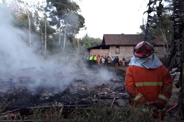 2 Rumah Ludes Terbakar,...