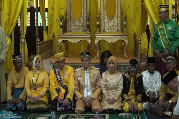 Temui Sultan Pontianak,...