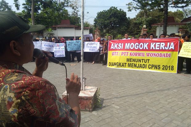 Tuntut Jadi PNS Tanpa...