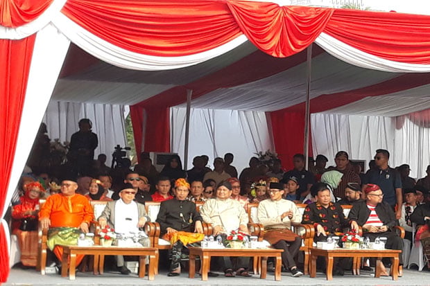 Jokowi Pakai Udeng Bali,...