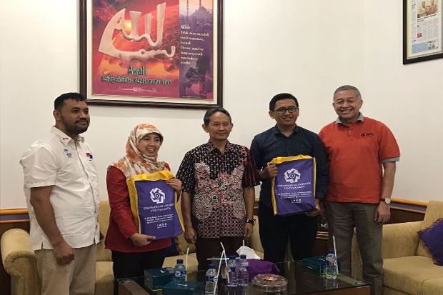 Dosen AMIKOM Yogyakarta...