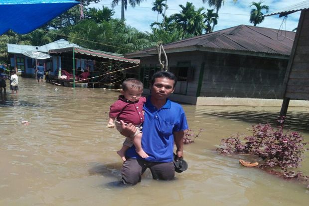 Sungai Batangtoru Meluap,...