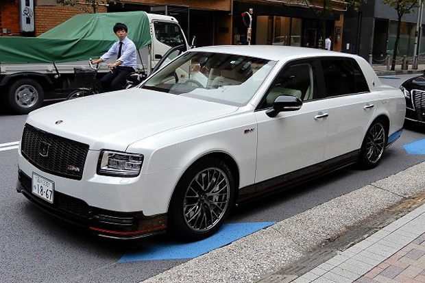 Akio Toyoda Pamer Sedan...