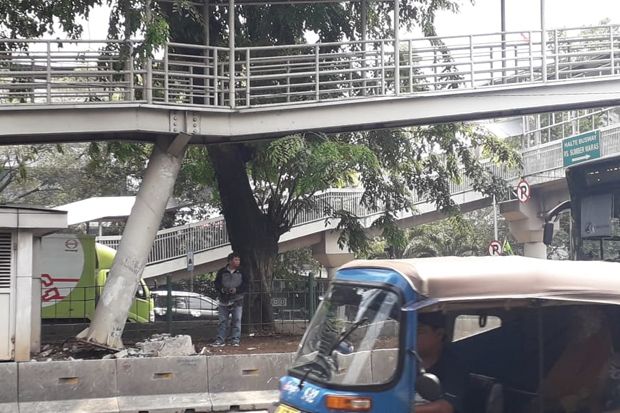 Dihantam Bus Transjakarta,...