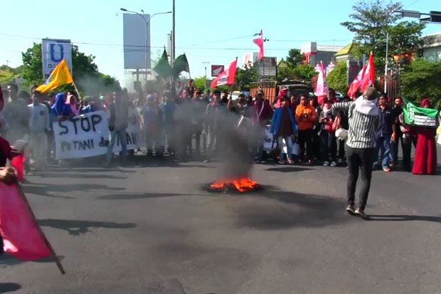 Mahasiswa Demo Blokade...