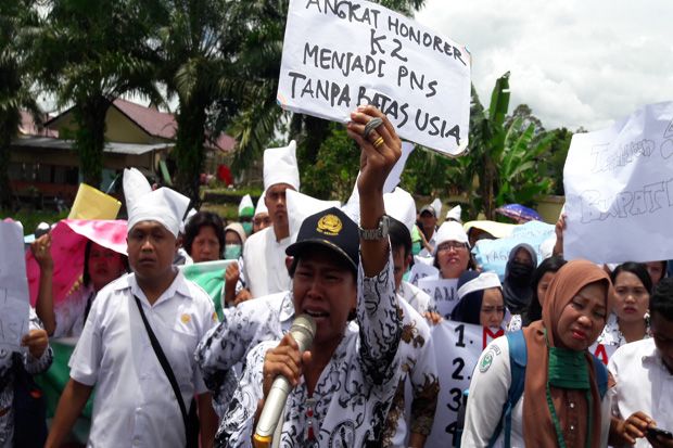 Tuntut Hak, Ratusan...