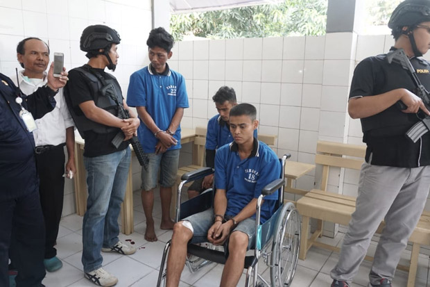 Ayunkan Golok ke Polisi,...