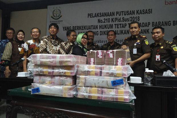 Kejari Surabaya Serahkan...