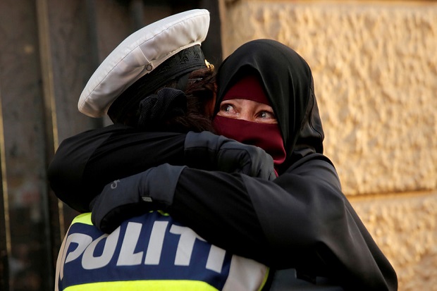 Peluk Demonstran yang...