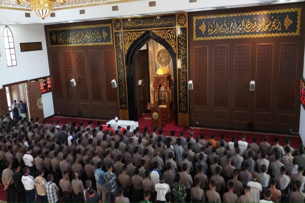 Polda Jatim Gelar Salat...