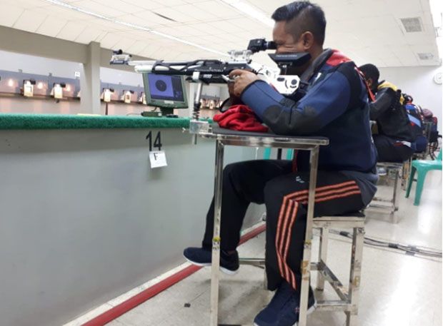 Atlet Menembak Targetkan...