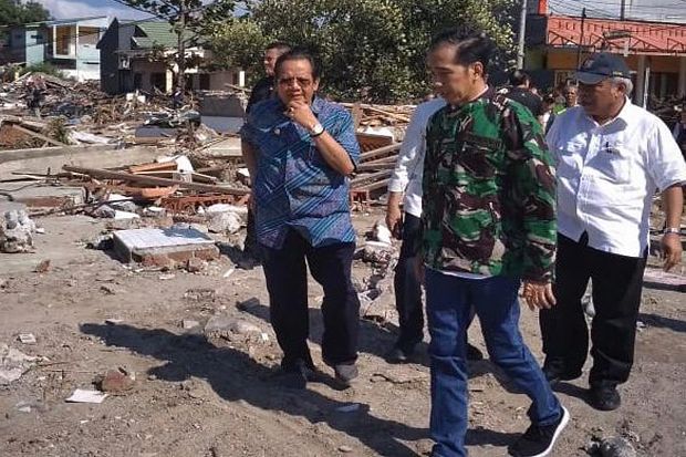 Jokowi Pakai Jaket TNI...