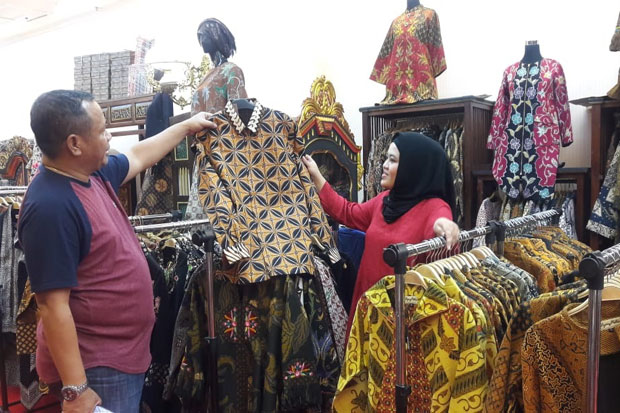 Sambut Hari Batik Nasional,...