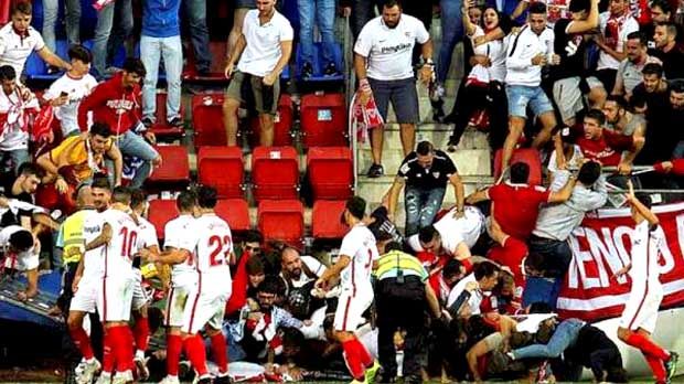 Pagar Pembatas Stadion...