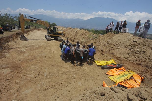 Korban Gempa Palu Dikuburkan...