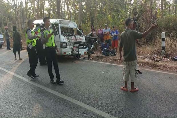 Angkut Jenazah Korban...