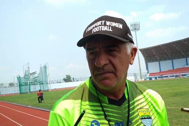 Pelatih Persib Santai...