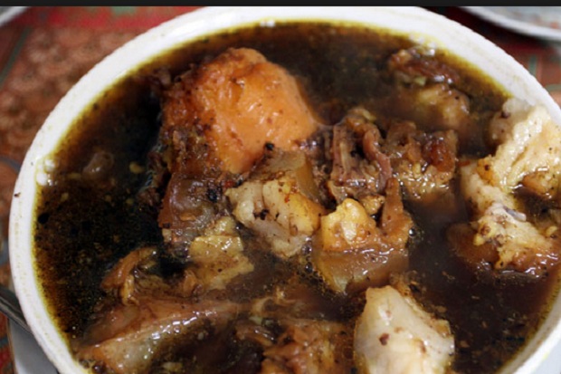 Yuk, Cicipi Rawon Dengkul...