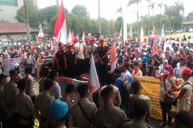 Ratusan Guru Honorer...