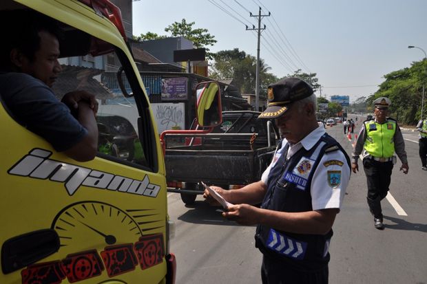 Ratusan Kendaraan Angkutan...