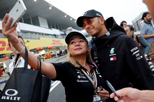 Hamilton Tatap Gelar...