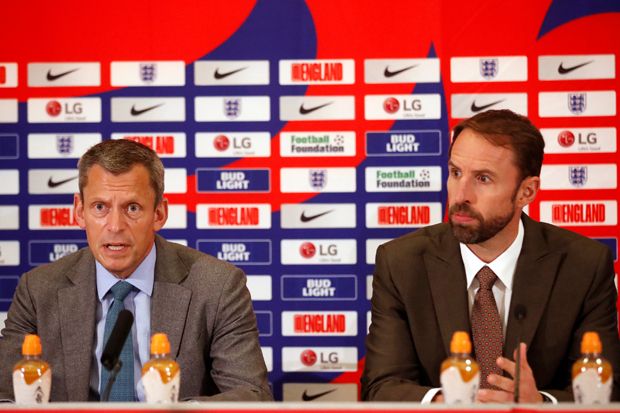Southgate Pimpin Inggris...