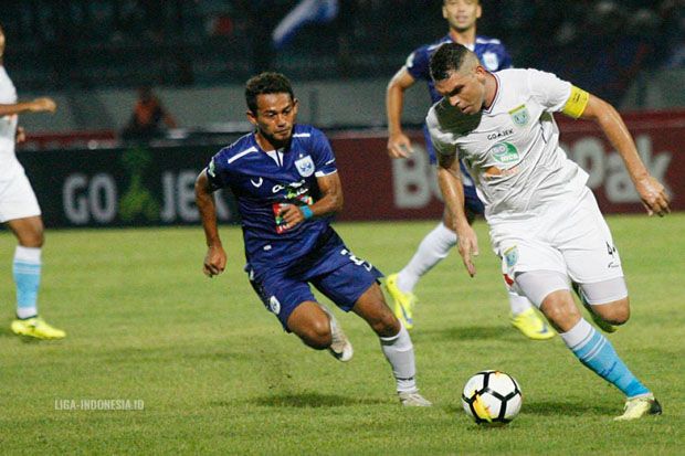 10 Pemain Persela Tahan...