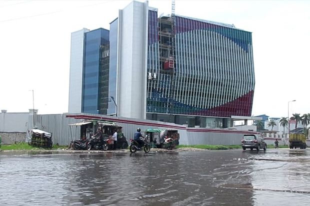 Diguyur Hujan, Jalan...