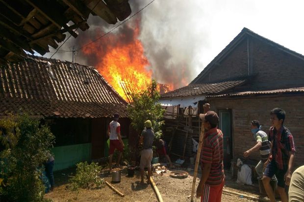 Api Mengamuk di Semarang,...