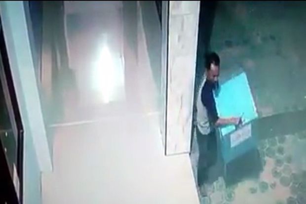 Pencuri Kotak Amal dan...