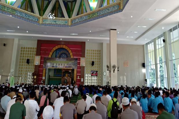 Ribuan Warga Ikuti Istighosah...