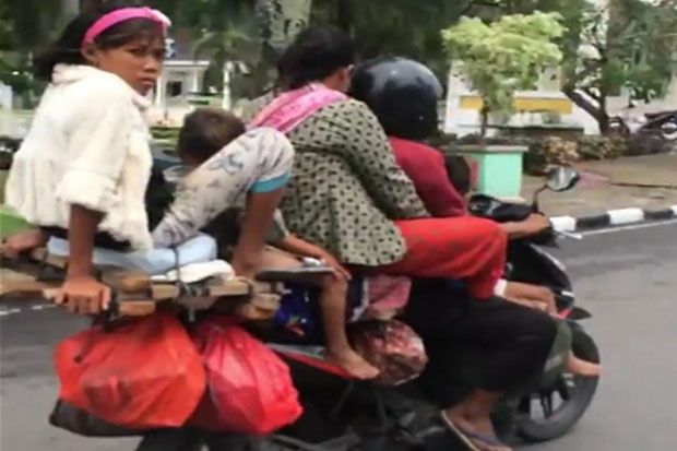 Viral Sekeluarga Boncengan...