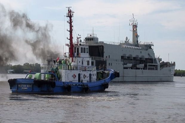 KRI Teluk Bintuni Angkut...