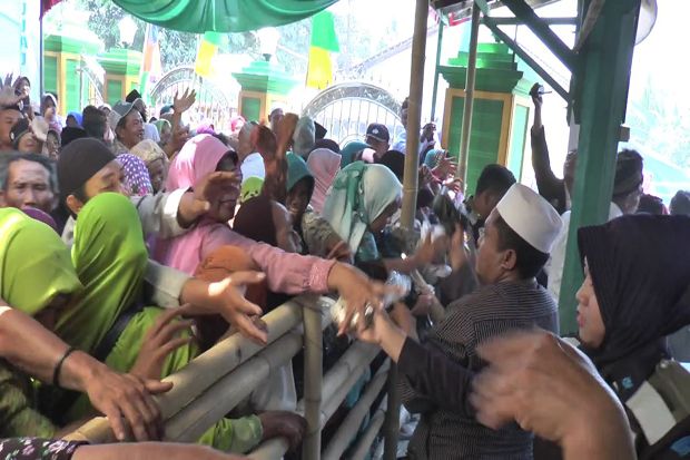 Ngalap Berkah, Ribuan...
