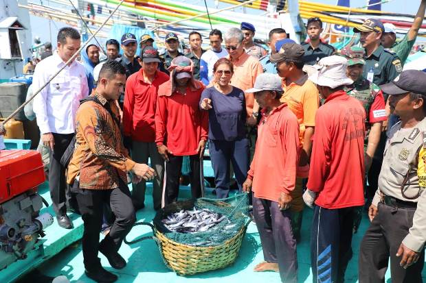 Musim Panen Ikan, Menteri...