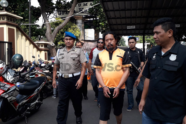 Minta Upeti ke Warung-warung,...