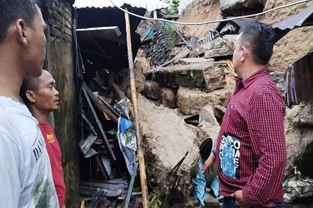 Curah Hujan Deras Akibatkan...
