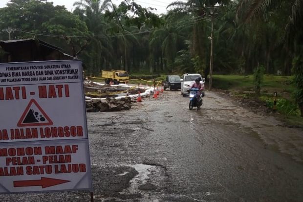 Jalan Penghubung Tiga...